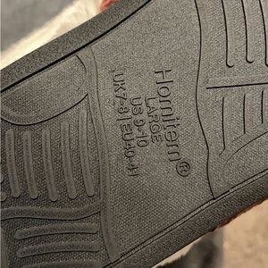 Home item house shoes found in an Amazon return store.